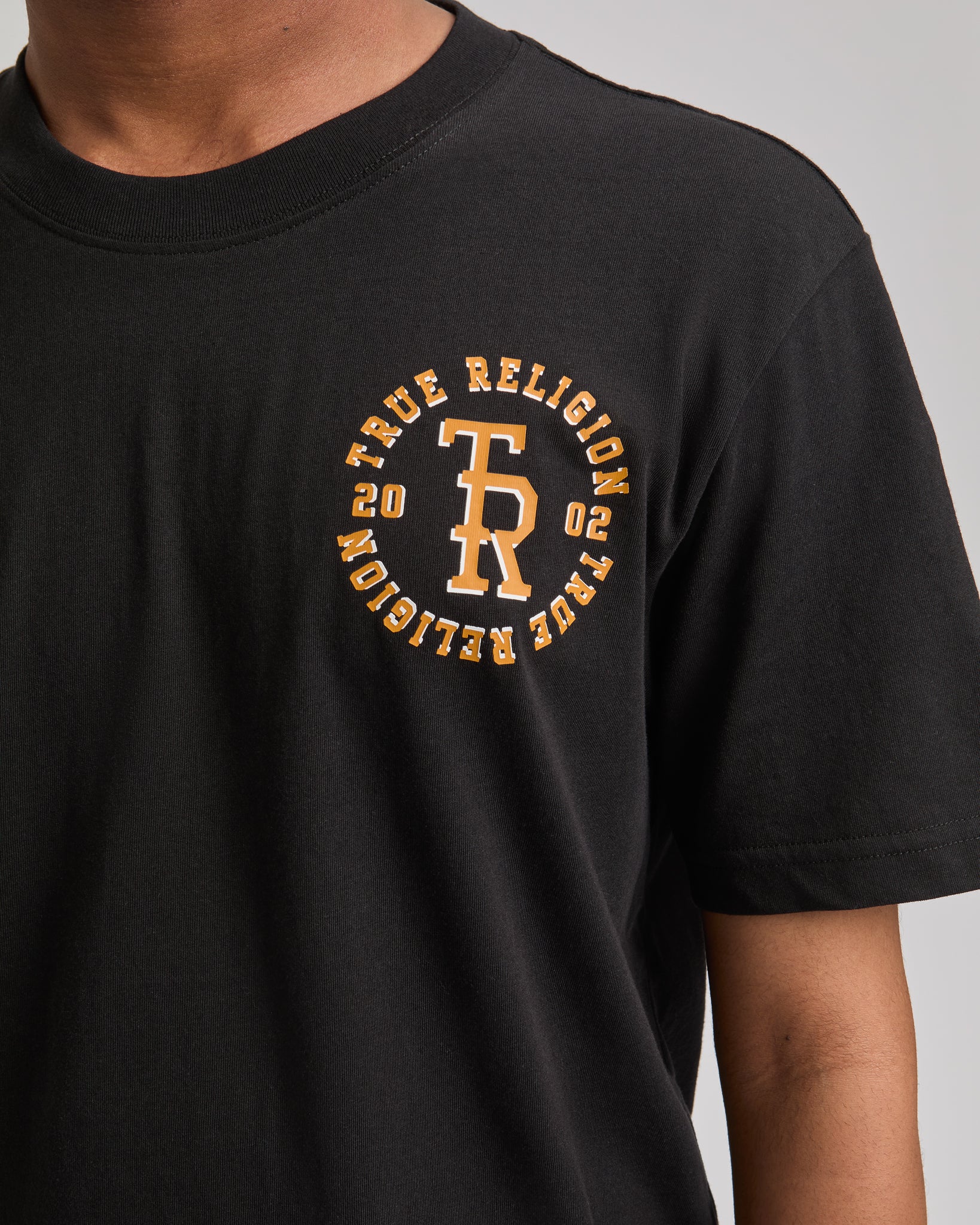 SS STACKED LOGO TEE - JET BLACK
