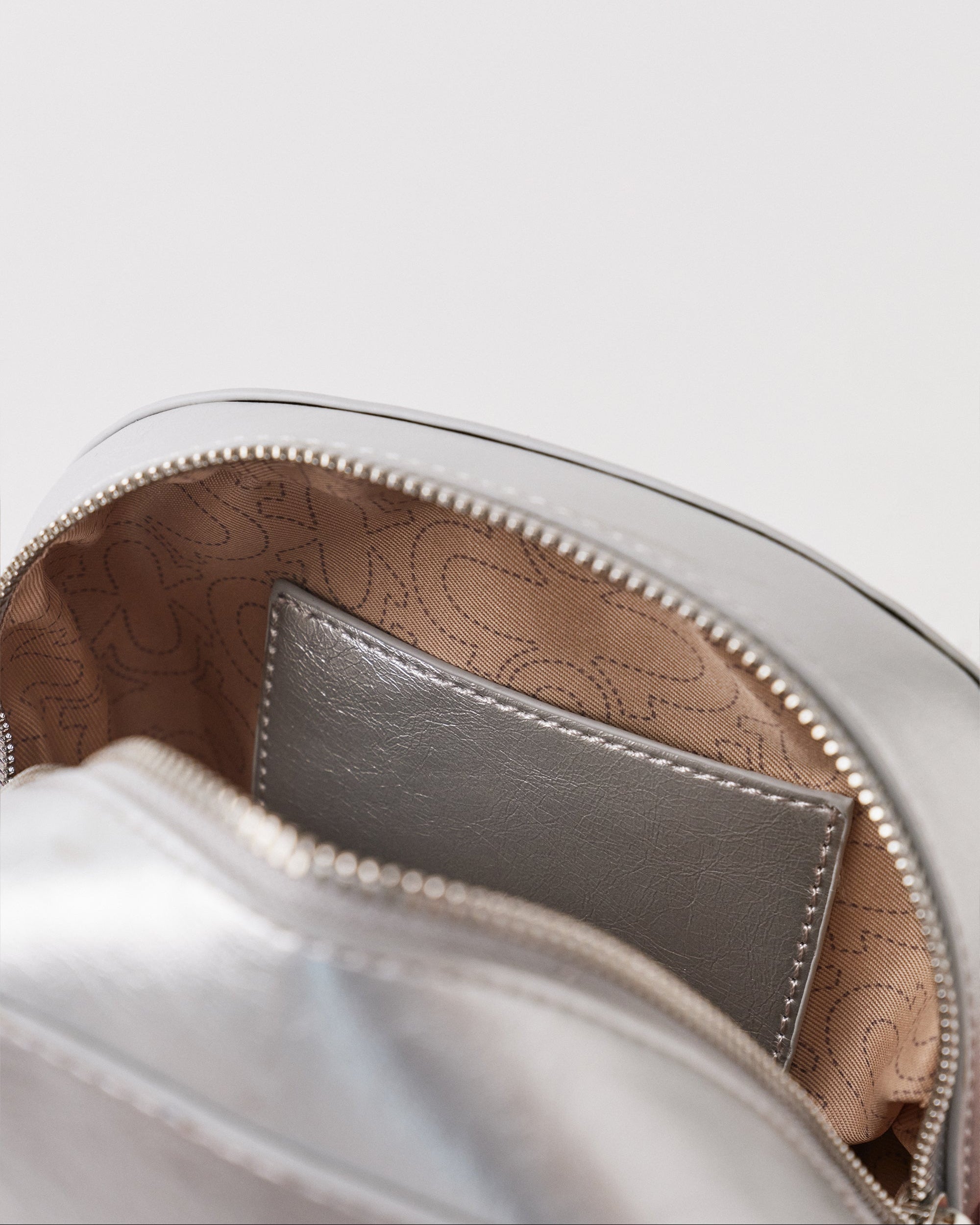TR EMBLEM BAG - SILVER